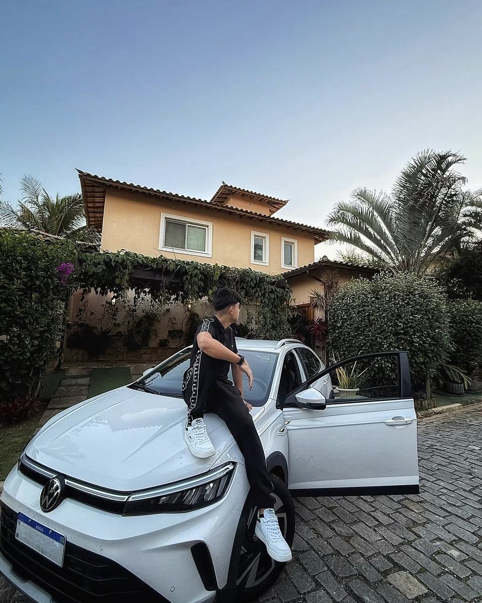 Marcos Nickse sentado no carro em frente à casa que comprou
