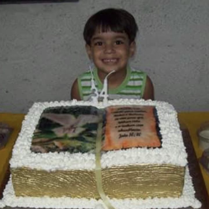 Marcos Nickse criança, no aniversário em família na Baixada